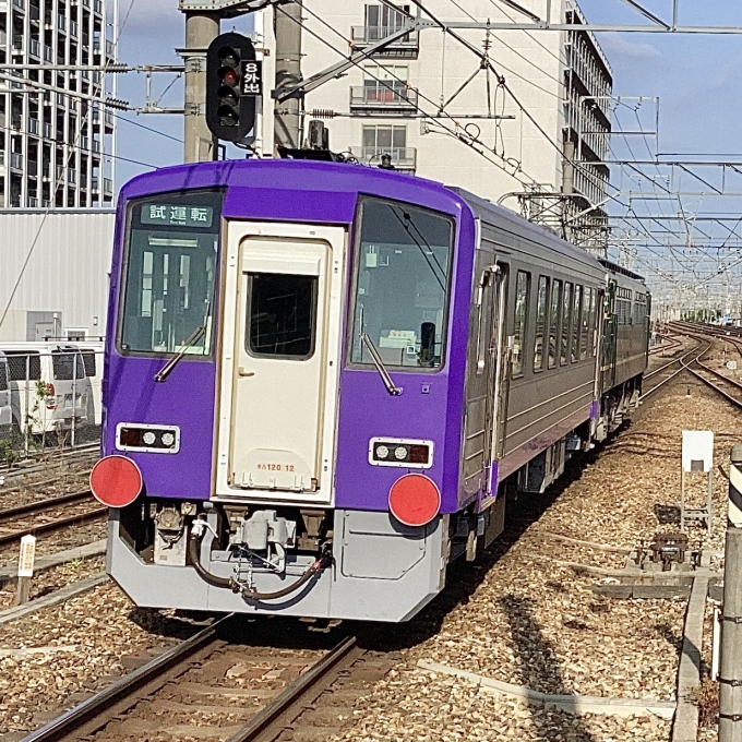 鉄道フォト・写真：JR西日本キハ120形気動車 キハ120-12 尼崎駅 (JR) 鉄道フォト・写真 by てばどめ@プロフをお読み下さいさん - 撮影日 2023/05/20 16:34