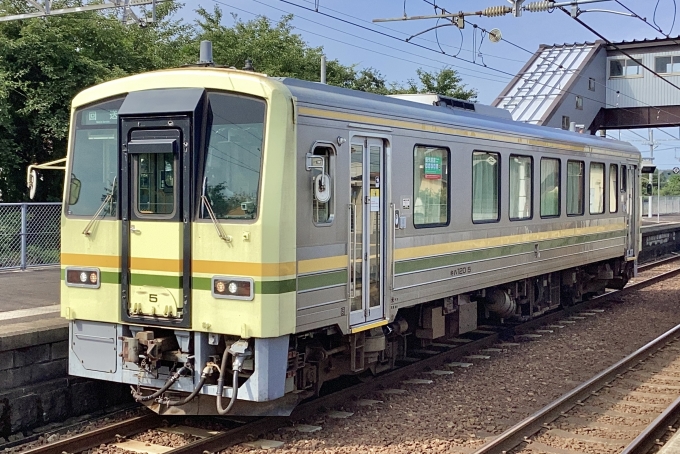 鉄道フォト・写真：JR西日本キハ120形気動車 キハ120-5 荘原駅 鉄道フォト・写真 by てばどめさん - 撮影日 2023/08/20 09:16