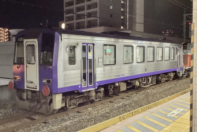 鉄道フォト・写真：JR西日本キハ120形気動車 キハ120-302 西宮駅 (JR) 鉄道フォト・写真 by てばどめさん - 撮影日 2024/01/17 19:52