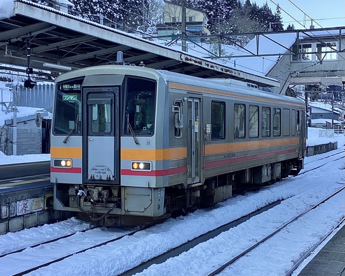 鉄道フォト・写真：JR西日本キハ120形気動車 キハ120-329 南小谷駅 鉄道フォト・写真 by てばどめさん - 撮影日 2024/03/11 07:29