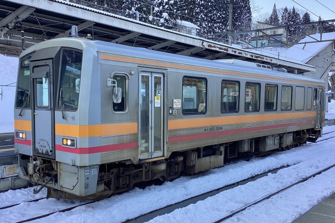 鉄道フォト・写真：JR西日本キハ120形気動車 キハ120-329 南小谷駅 鉄道フォト・写真 by てばどめさん - 撮影日 2024/03/11 07:30