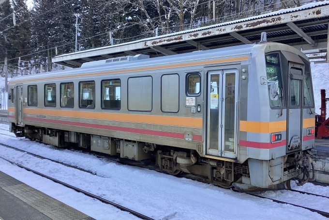 鉄道フォト・写真：JR西日本キハ120形気動車 キハ120-329 南小谷駅 鉄道フォト・写真 by てばどめさん - 撮影日 2024/03/11 07:30