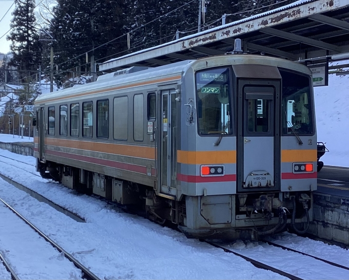 鉄道フォト・写真：JR西日本キハ120形気動車 キハ120-329 南小谷駅 鉄道フォト・写真 by てばどめさん - 撮影日 2024/03/11 07:31