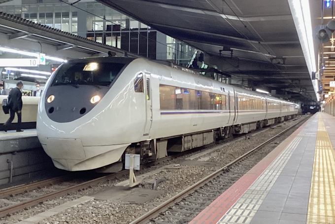 鉄道フォト・写真：JR西日本 681系電車 らくラクびわこ クロ681-2002 大阪駅 鉄道フォト・写真 by てばどめさん - 撮影日 2024/04/10 19:15