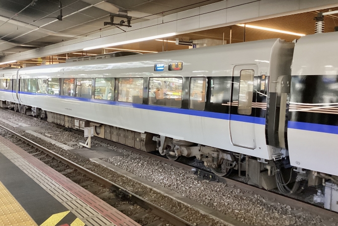 鉄道フォト・写真：JR西日本 683系電車 サンダーバード モハ683-8001 大阪駅 鉄道フォト・写真 by てばどめさん - 撮影日 2024/05/11 11:04