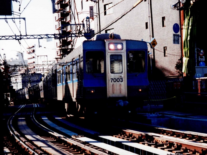 鉄道フォト・写真：北総鉄道 北総7000形電車 7003 北品川駅 鉄道フォト・写真 by 総武本線沿線鉄道CH【活動縮小中】さん - 撮影日 2003/05/02 14:00