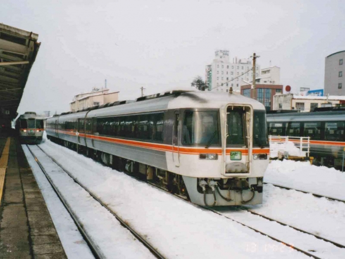 鉄道フォト・写真：JR東海キハ85系気動車 (ワイドビュー)ひだ 高山駅 鉄道フォト・写真 by 総武本線沿線鉄道CH【活動縮小中】さん - 撮影日 2002/01/13 14:30