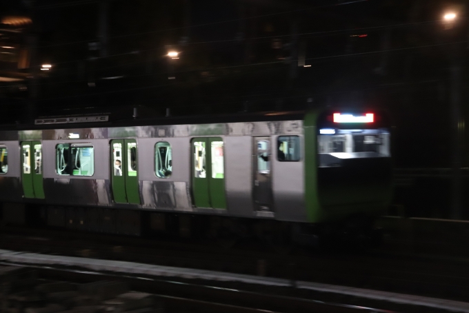 JR東日本E235系電車 鉄道フォト・写真 by フレッシュマリオさん 上野駅 (JR)：2021年11月13日18時ごろ