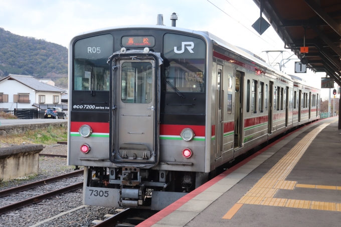 JR四国7300形(Tc) 7305 鉄道フォト・写真 by フレッシュマリオさん 琴平駅：2021年12月31日16時ごろ