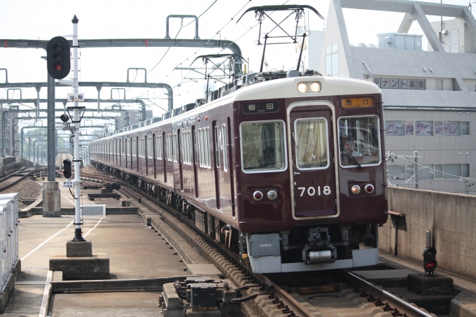 鉄道フォト・写真：阪急電鉄 阪急7000系電車 7018 豊中駅 鉄道フォト・写真 by フレッシュマリオさん - 撮影日 2016/06/20 14:43