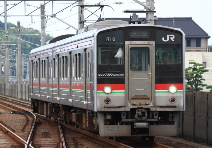 JR四国7200形(Mc) 7216 鉄道フォト・写真 by Kazoo8021さん 坂出駅：2018年06月10日08時ごろ