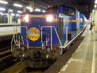 JR北海道 国鉄DD51形ディーゼル機関車 はまなす(急行) DD51 1142 鉄道フォト・写真 by さんたかさん 札幌駅：2014年08月29日21時ごろ