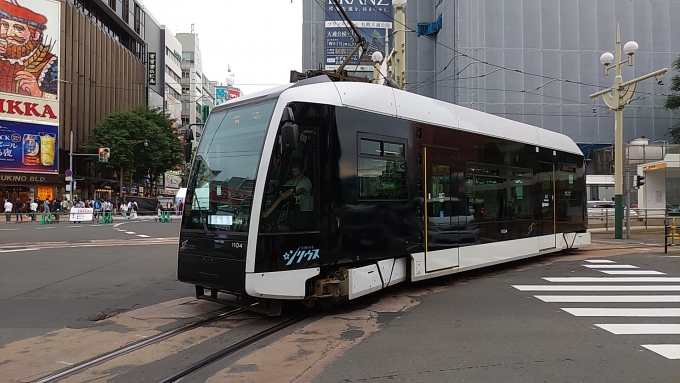 札幌市交通局 札幌市電1100形 シリウス 1104 鉄道フォト・写真 by 熱血男子さん すすきの停留場：2022年08月06日17時ごろ