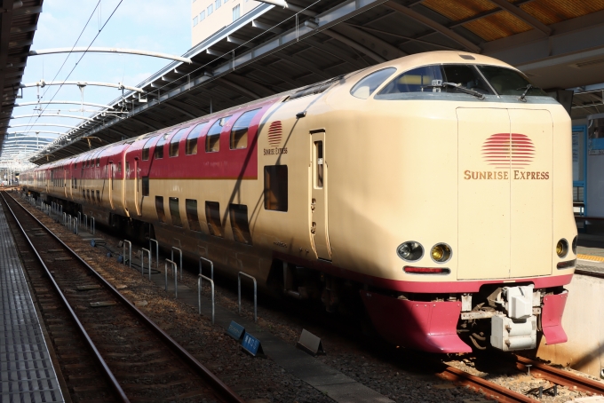 鉄道フォト・写真：JR西日本 285系電車 クハネ285-6 高松駅 (香川県) 鉄道フォト・写真 by Tabinekoさん - 撮影日 2024/07/21 07:55