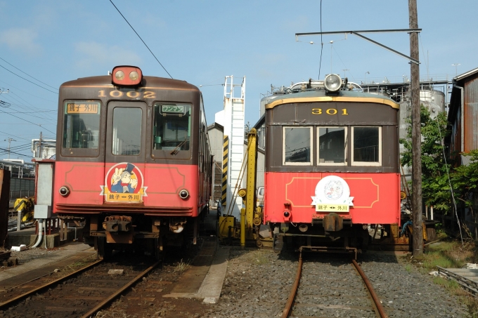 鉄道フォト・写真：銚子電気鉄道  デハ1002　デハ301 仲ノ町駅 鉄道フォト・写真 by ポン太さん - 撮影日 2005/06/17 15:57