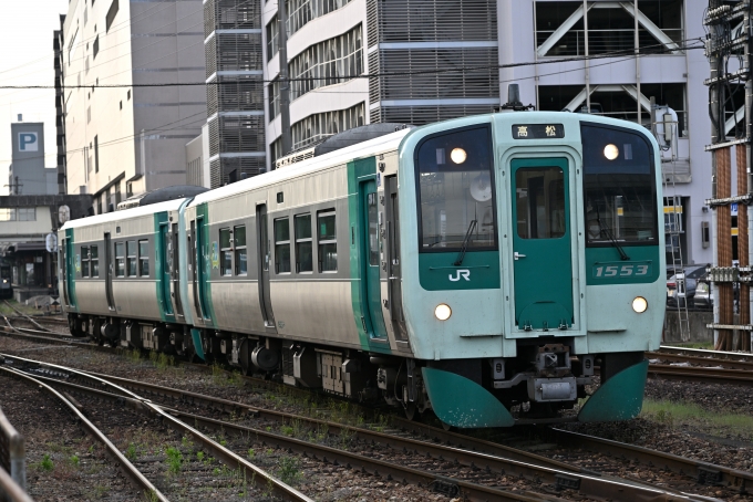 JR四国 1500形 1553 鉄道フォト・写真 by ポン太さん 徳島駅：2023年05月03日06時ごろ
