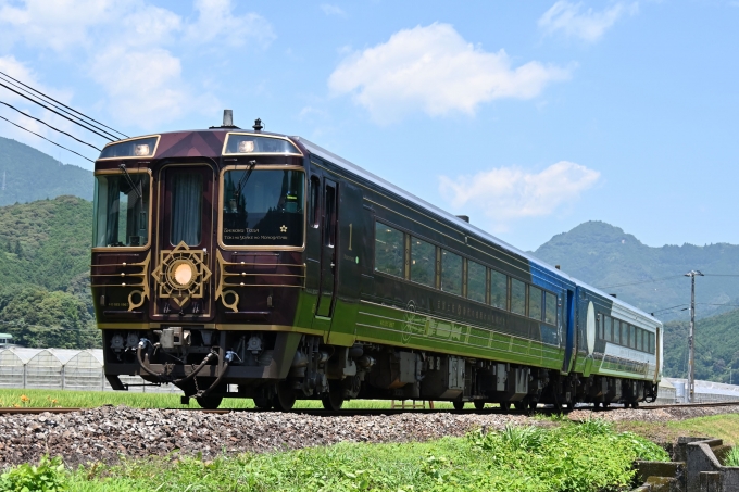 鉄道フォト・写真：JR四国 国鉄キハ185系気動車 志国土佐 時代の夜明けのものがたり キロ185-1867 吾桑駅 鉄道フォト・写真 by ポン太さん - 撮影日 2024/07/06 11:31