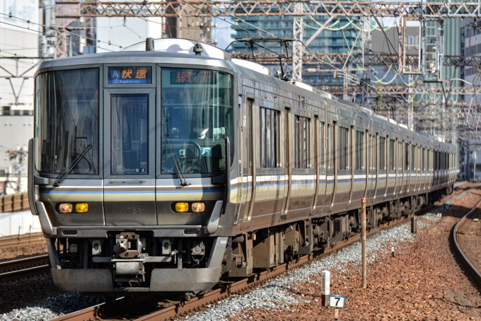 鉄道フォト・写真：JR西日本223系電車 クハ222-1006 元町駅 (兵庫県|JR) 鉄道フォト・写真 by しぶににさん - 撮影日 2020/12/20 11:38