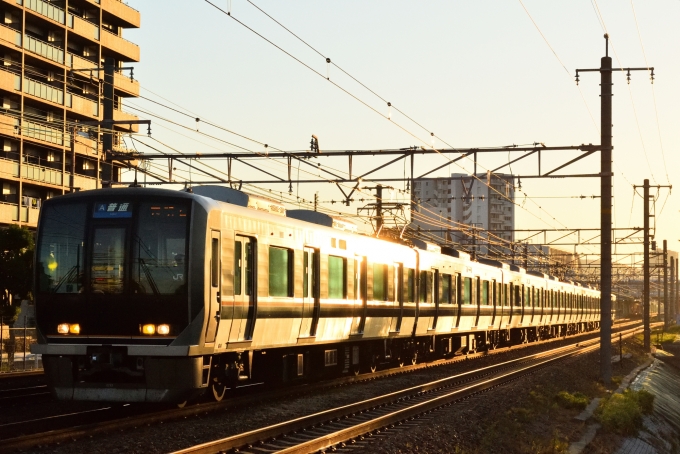 JR西日本 321系 鉄道フォト・写真 by ネットウォーカー鉄道クラブさん 摂津富田駅：2017年06月17日05時ごろ