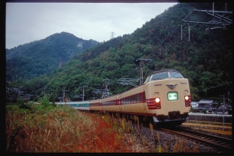 JR西日本 クハ381形 クハ381-109 鉄道フォト・写真 by 丹波篠山さん 豪渓駅：2000年10月20日00時ごろ