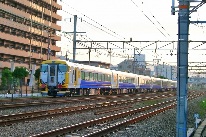 JR東日本E257系電車 鉄道フォト・写真 by 丹波篠山さん 摂津富田駅：2004年07月06日05時ごろ