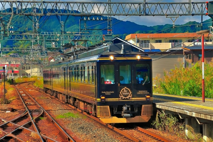 近畿日本鉄道 近鉄16200系電車 青の交響曲(シンフォニー) 16201 尺土駅