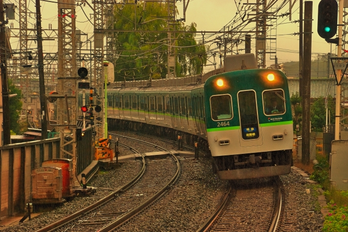 鉄道フォト・写真：京阪電鉄 京阪2400系電車 2454 墨染駅 鉄道フォト・写真 by 丹波篠山さん - 撮影日 2017/10/29 10:21