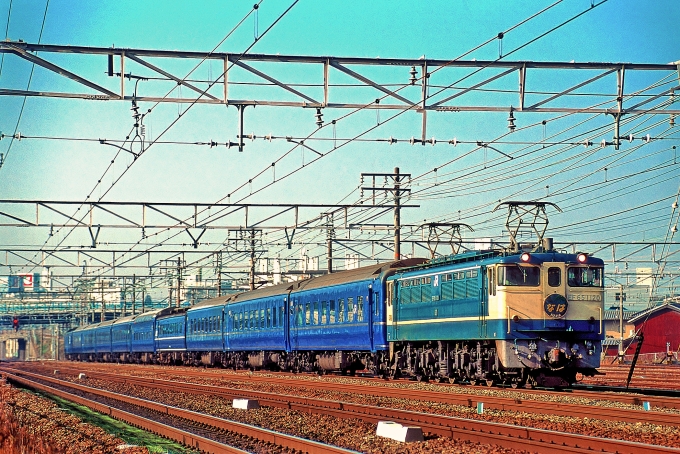 鉄道フォト・写真：JR西日本 国鉄24系客車 なは EF65 1120 高槻駅 鉄道フォト・写真 by 丹波篠山さん - 撮影日 2004/01/03 00:00