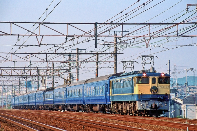 鉄道フォト・写真：JR西日本 国鉄24系客車 なは EF65 1135 高槻駅 鉄道フォト・写真 by 丹波篠山さん - 撮影日 2004/01/02 00:00