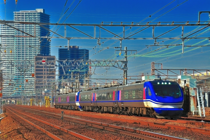 鉄道フォト・写真：智頭急行HOT7000形気動車 スーパーはくと HOT7004 高槻駅 鉄道フォト・写真 by 丹波篠山さん - 撮影日 2022/11/12 09:45