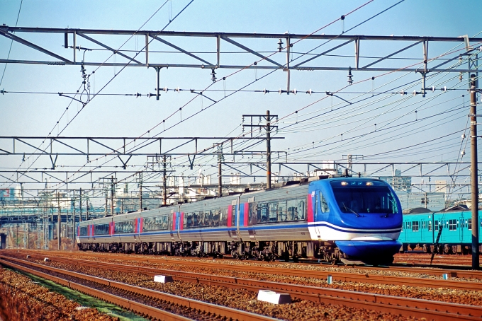 鉄道フォト・写真：智頭急行HOT7000形気動車 HOT7002 高槻駅 鉄道フォト・写真 by 丹波篠山さん - 撮影日 2004/01/03 00:00