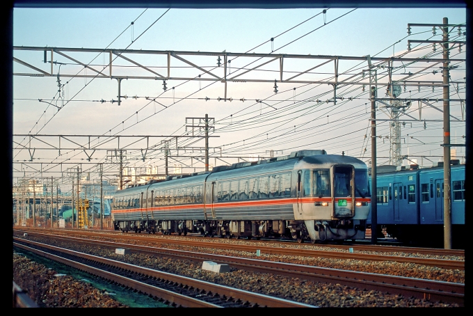 鉄道フォト・写真：JR東海キハ85系気動車 (ワイドビュー)ひだ キハ85-102 高槻駅 鉄道フォト・写真 by 丹波篠山さん - 撮影日 2004/01/03 00:00