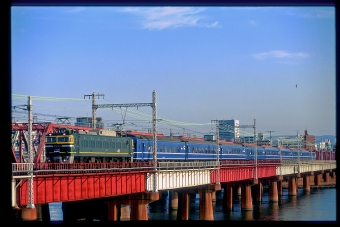 JR西日本 国鉄24系客車 オハネフ24形 日本海(特急) EF81 104 鉄道フォト・写真 by 丹波篠山さん 中津駅 (大阪府|大阪メトロ)：1999年03月02日00時ごろ