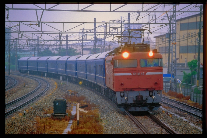 JR西日本 国鉄14系客車 スハネフ14形 EF81 45 鉄道フォト・写真 by 丹波篠山さん 岸辺駅：1998年05月12日00時ごろ