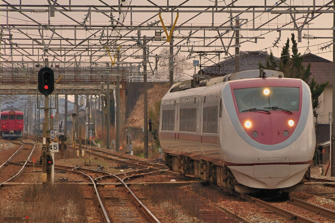 JR西日本 モハ681-2002 (681系) 車両ガイド | レイルラボ(RailLab)