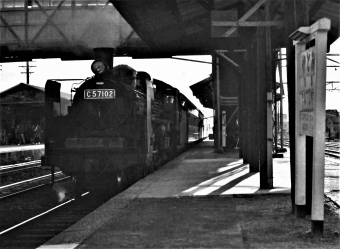 国鉄C57形蒸気機関車 C57 102 鉄道フォト・写真 by 鉄道のお爺さんさん ：1967年06月04日00時ごろ