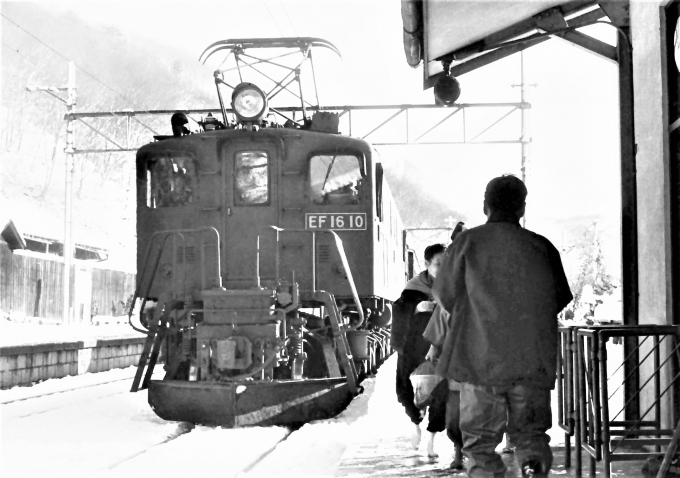 国鉄EF16形電気機関車 EF16 10 鉄道フォト・写真 by 鉄道のお爺さんさん 大沢駅 (山形県)：1964年12月03日00時ごろ