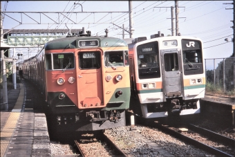 JR東日本 クハ111形 クハ211系 クハ111-2163 と クハ210-3 鉄道フォト・写真 by 鉄道のお爺さんさん ：2005年11月03日00時ごろ