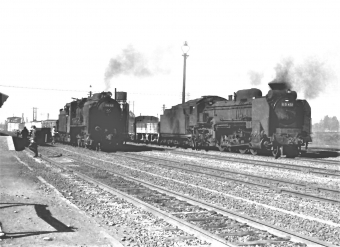 国鉄D51形蒸気機関車と国鉄9600形蒸気機関車 D51 451 と  39692 鉄道フォト・写真 by 鉄道のお爺さんさん ：1961年03月13日00時ごろ