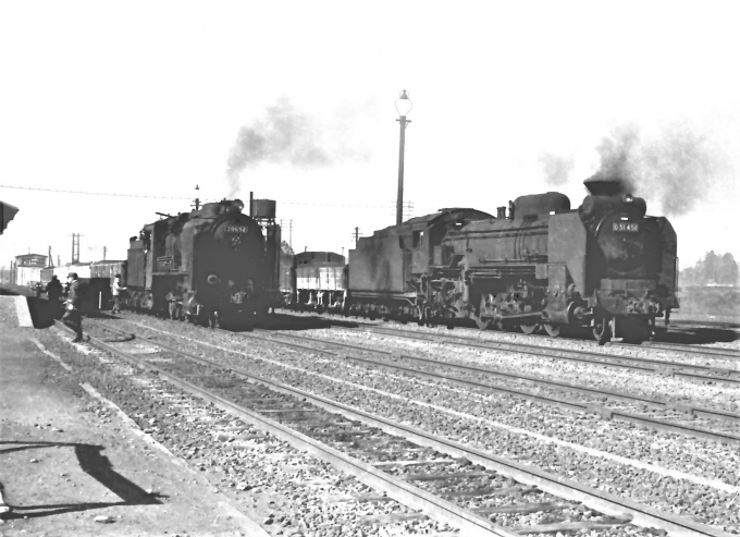国鉄D51形蒸気機関車と国鉄9600形蒸気機関車 D51 451 と  39692 鉄道フォト・写真 by 鉄道のお爺さんさん ：1961年03月13日00時ごろ