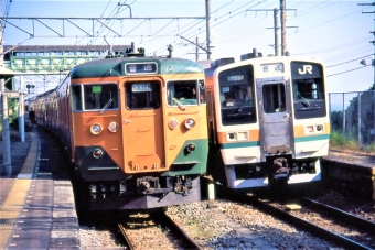 JR東日本 国鉄111系電車と国鉄211系電車 クハ111-2055 と クハ210-5 鉄道フォト・写真 by 鉄道のお爺さんさん ：2005年11月05日00時ごろ