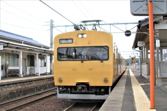 JR西日本 クモハ114形 クモハ114-1098 鉄道フォト・写真 by 鉄道のお爺さんさん ：2017年04月10日10時ごろ