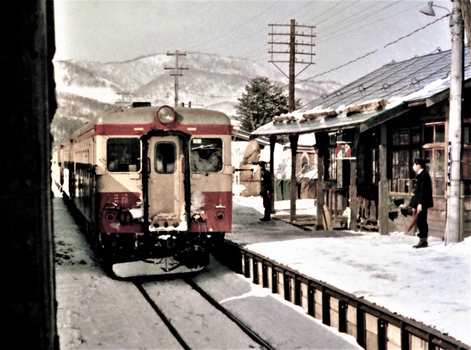 鉄道フォト・写真：国鉄キハ20系気動車 銀山駅 鉄道フォト・写真 by 鉄道のお爺さんさん - 撮影日 1967/01/16 00:00