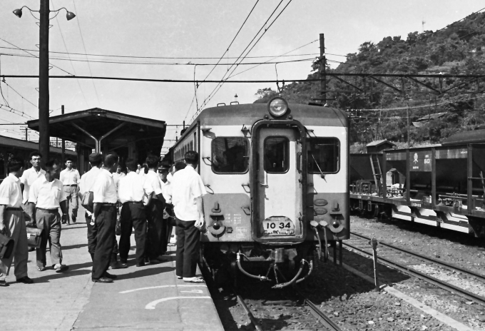 鉄道フォト・写真：国鉄キハ10系気動車 キハ10 34 国府津駅 鉄道フォト・写真 by 鉄道のお爺さんさん - 撮影日 1961/09/03 00:00