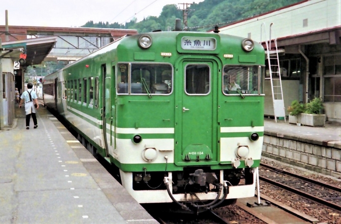 鉄道フォト・写真：JR西日本 国鉄キハ58系気動車 キハ58 1124 南小谷駅 鉄道フォト・写真 by 鉄道のお爺さんさん - 撮影日 1989/08/24 00:00