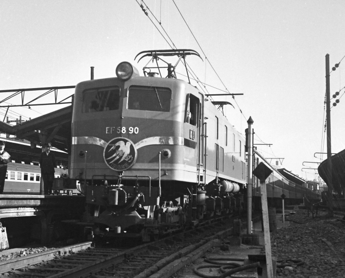国鉄EF58形電気機関車 EF58 90 東京駅 鉄道フォト・写真 by 鉄道の 