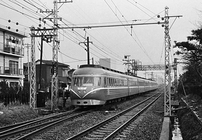 鉄道フォト・写真：小田急電鉄デハ3000形電車 特急「スーパーはこね・はこね・さがみ」 経堂検車区 鉄道フォト・写真 by 鉄道のお爺さんさん - 撮影日 1961/05/05 00:00