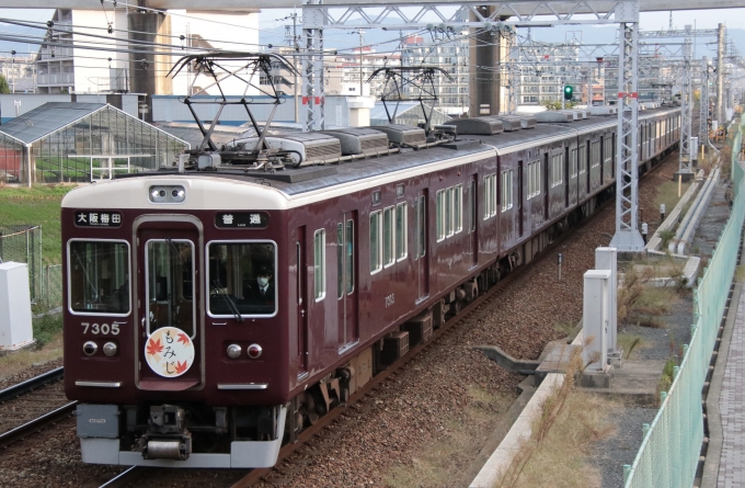 阪急電鉄 阪急7300系電車 7300形(Mc) 7305 鉄道フォト・写真 by たごさくさん 南茨木駅 (阪急 )：2023年11月09日07時ごろ