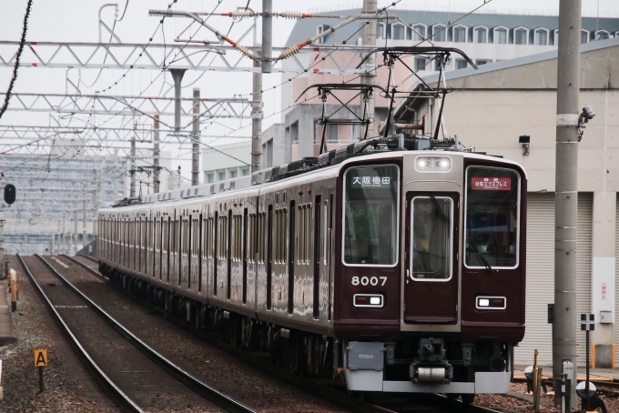 鉄道フォト・写真：阪急電鉄 阪急8000系電車 8007 十三駅 鉄道フォト・写真 by たごさくさん - 撮影日 2024/06/20 07:06