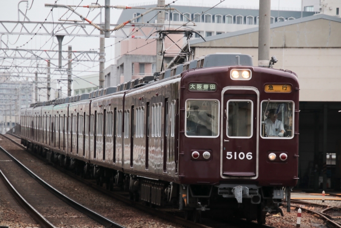 鉄道フォト・写真：阪急電鉄 阪急5100系電車 5106 十三駅 鉄道フォト・写真 by たごさくさん - 撮影日 2024/06/20 07:32